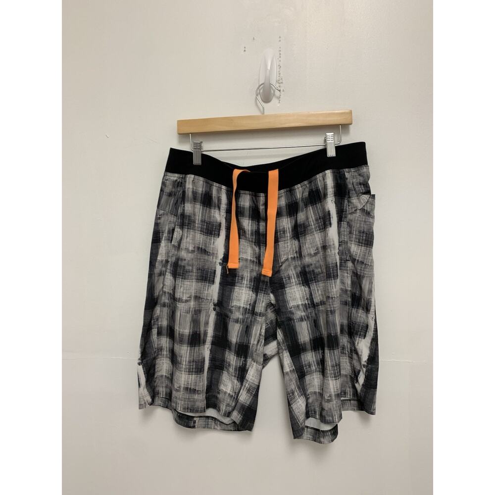 Lululemon Linerless 10 Shorts Size XL In Father Plaid Black White